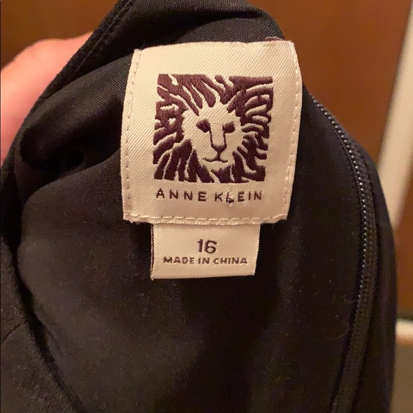 Sleeveless Black Dress - Picture 7 of 8